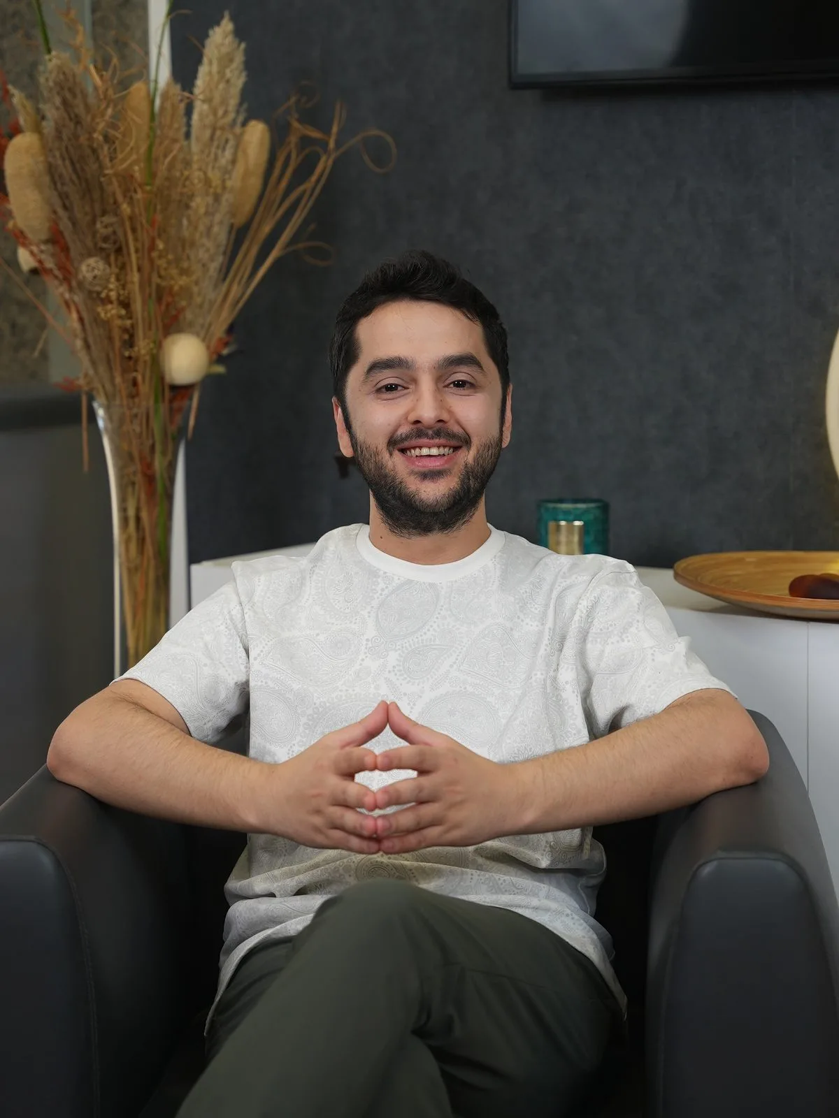 Dr. Burak Gümüşçü, Yeşilköy'deki muayenehanesinde